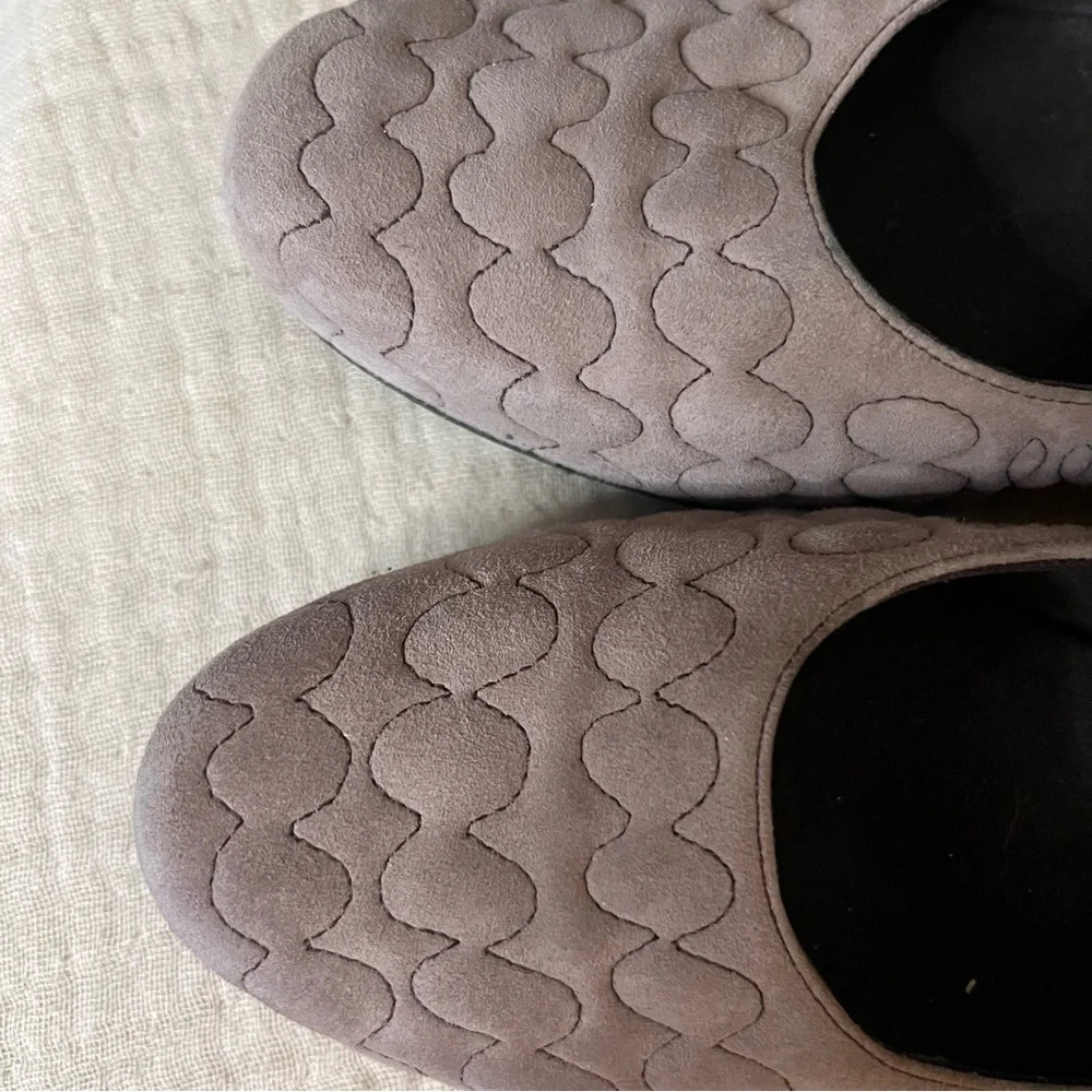 TSUBO Gray Suede Leather Quilted Kitten Heel Sz 8 Anti Slip Mary Jane Juba Pump